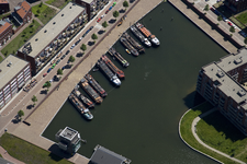 802284 Luchtfoto van de historische schepen in de Veilinghaven te Utrecht, uit het zuiden; links de Veilinghavenkade.